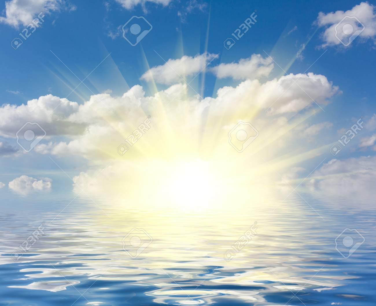 完璧な空と明るい日差しと海の水 の写真素材・画像素材